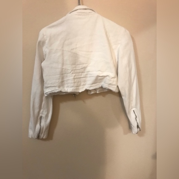 Cropped Spring Wear White fashion denim jacket with zipper on front & sleeves - Picture 3 of 5